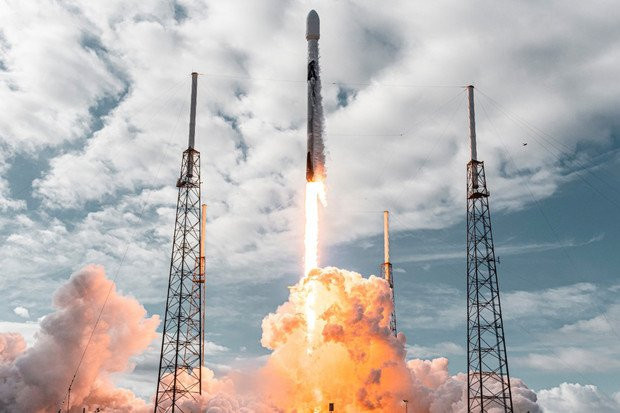 SpaceX vypúšťa do kozmu rekordný počet 143 umelých družíc